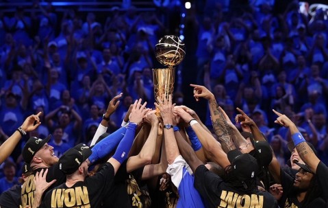 开云娱乐 -俄克拉荷马雷霆发布备战花絮，窗口期回应争议，NBA季后赛任务艰巨，资深球员宣示担当(俄克拉荷马雷霆)