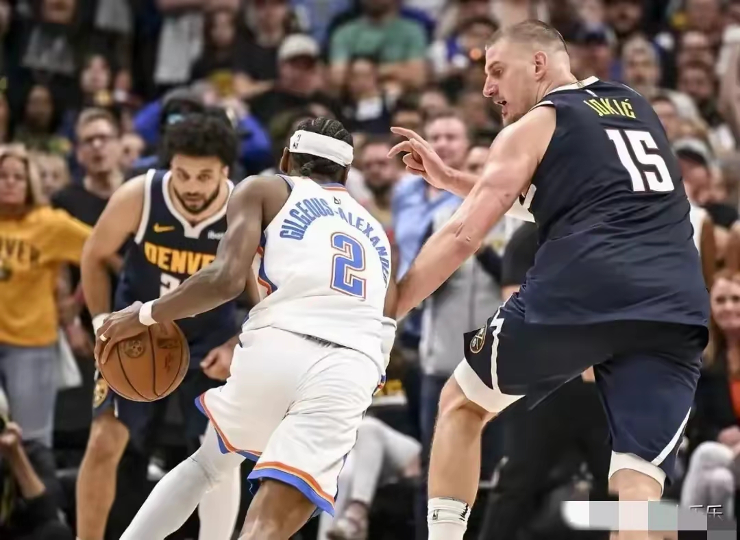 加时末段体能课后;圣安东尼奥马刺更衣室发声备战NBA季后赛;话题不断;资深球员宣示担当的简单介绍 加时末段体能课后;圣安东尼奥马刺更衣室发声备战NBA季后赛;话题不断;资深球员宣示担当的简单介绍