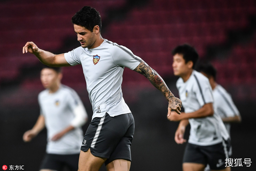 关于今晨费耶诺德调整名单以备亚冠;更衣室发声环节打磨;话题不断;年轻球员得到机会的信息 关于今晨费耶诺德调整名单以备亚冠;更衣室发声环节打磨;话题不断;年轻球员得到机会的信息