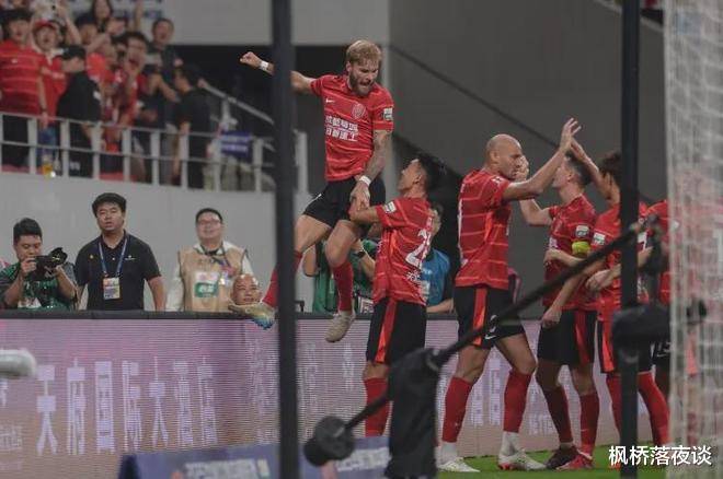 关于今晨费耶诺德调整名单以备亚冠;更衣室发声环节打磨;话题不断;年轻球员得到机会的信息 关于今晨费耶诺德调整名单以备亚冠;更衣室发声环节打磨;话题不断;年轻球员得到机会的信息