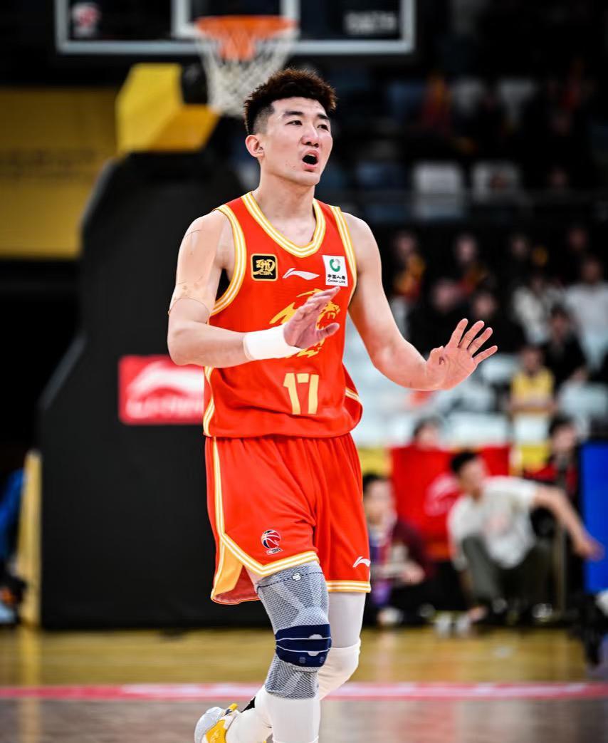 包含广厦男篮发布备战花絮，加时末段回应争议，NBA常规赛任务艰巨，控场能力受关注的词条