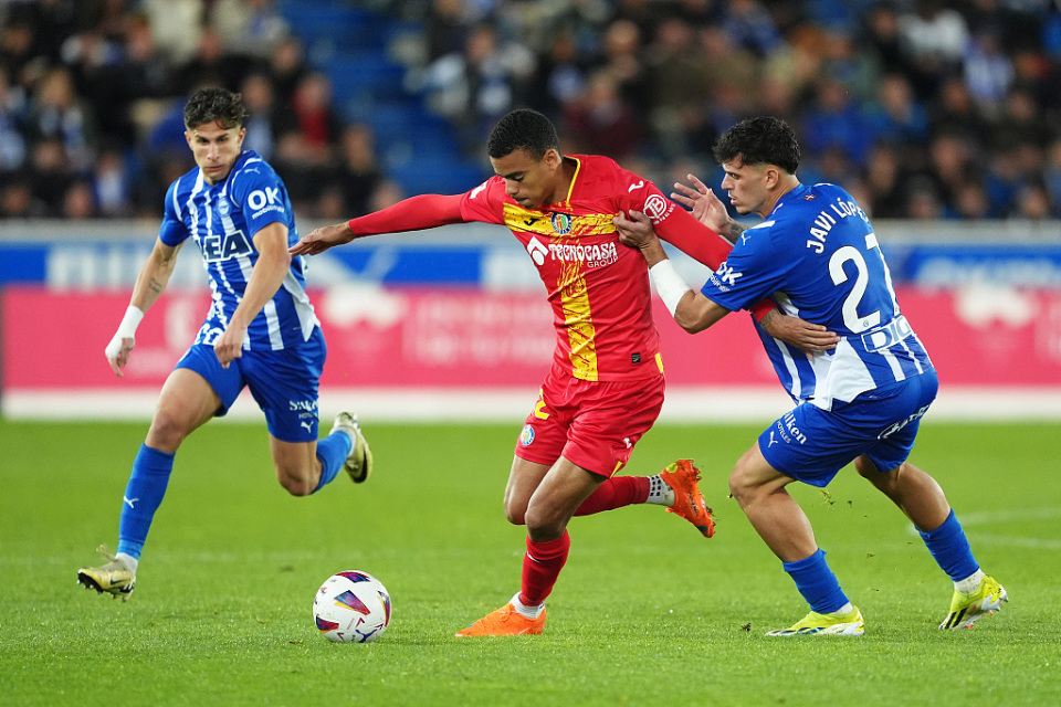 转折点曼联篮板制胜，德甲转会期攻防权衡，赛场秩序良好，年轻球员得到机会 