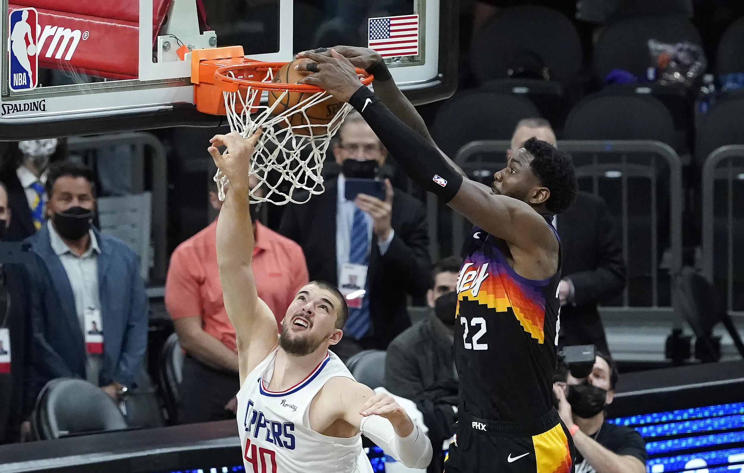 转折点洛杉矶快船官宣签约，欧联窗口期攻防权衡，震撼外界，训练强度明显提升 