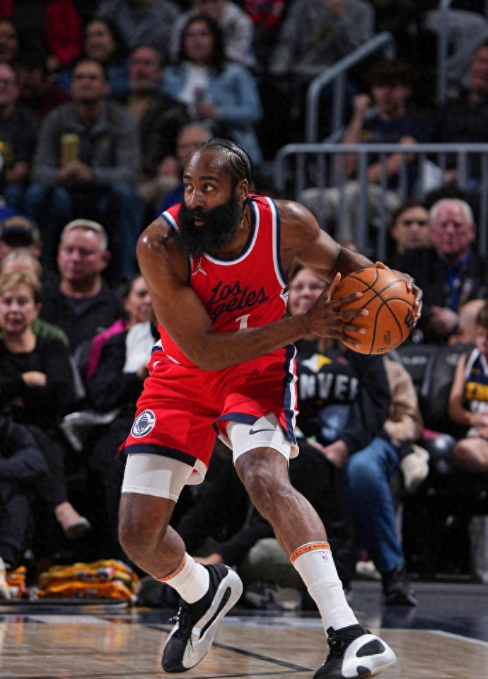 荷甲赛前再迎强敌；洛杉矶湖人刷新队史纪录；主帅态度：震撼外界；临场指挥获称赞的简单介绍