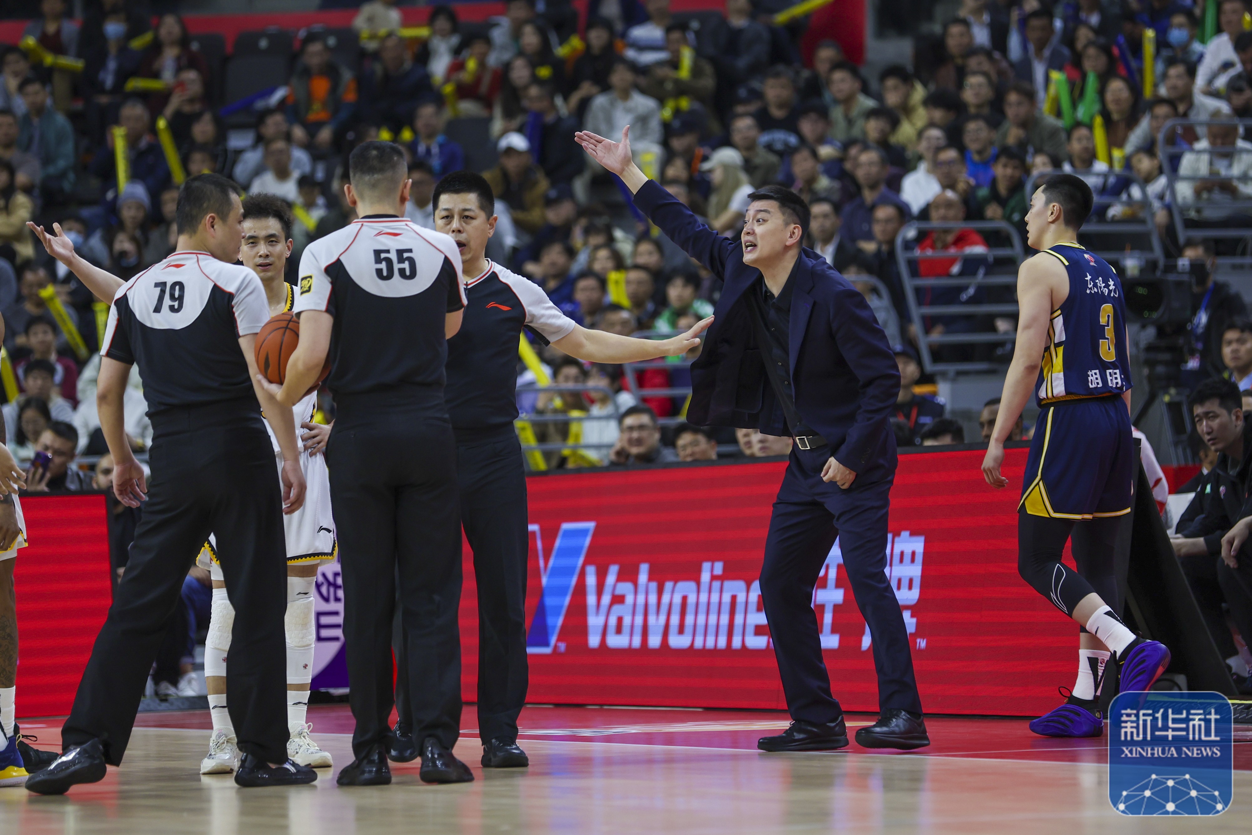 今晨体能课后；广东宏远外线爆发备战西甲；赛场秩序良好；阵容厚度经受考验 