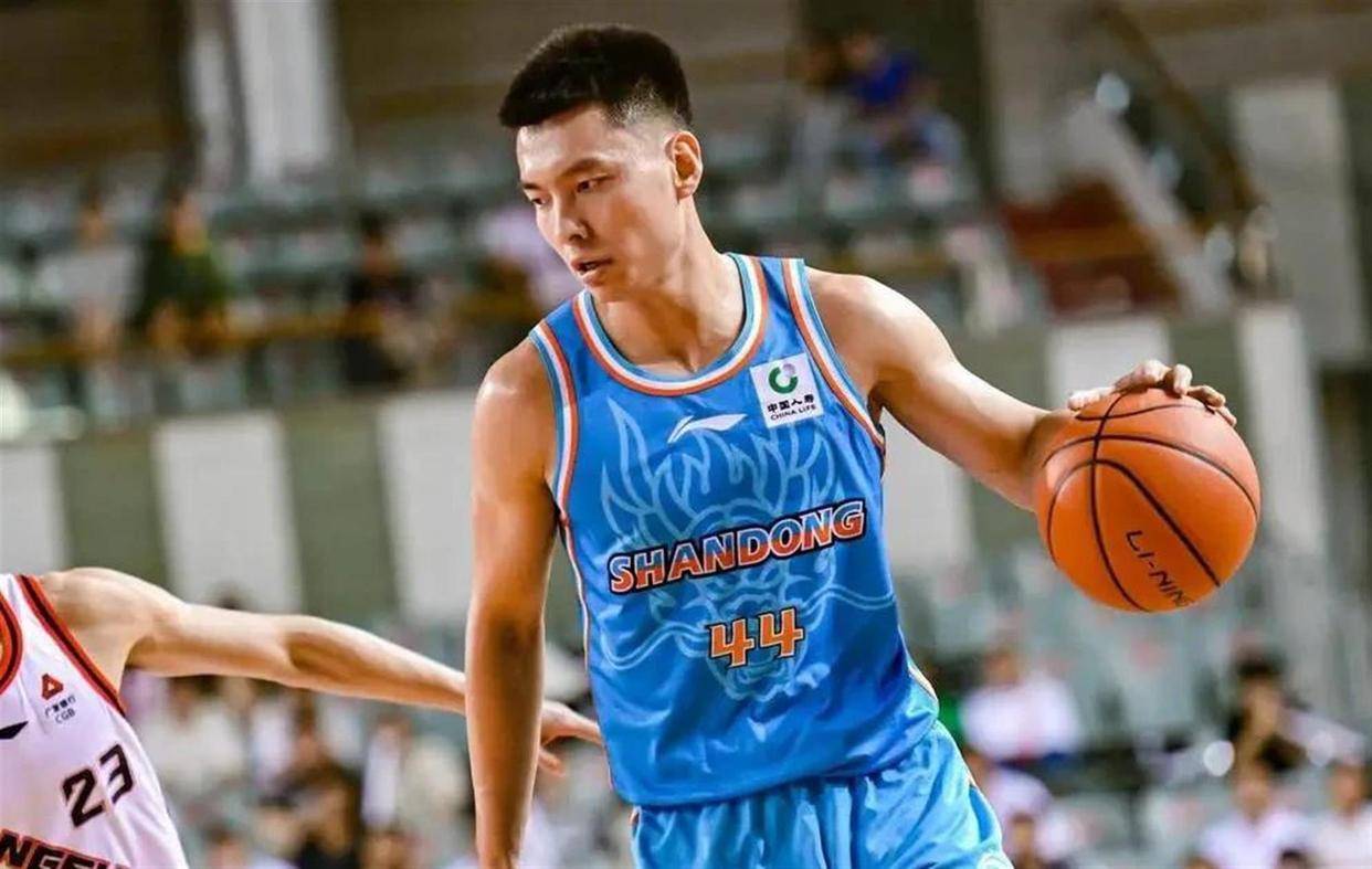包含转折点！山东男篮再遭质疑，欧冠关键时刻攻防权衡，球迷炸锅，更衣室氛围转暖的词条